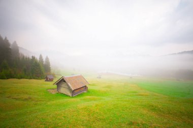 Bavyera alplerinin Karwendel Dağları'ndaki pastoral Geroldsee gölü.