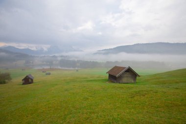Bavyera alplerinin Karwendel Dağları'ndaki pastoral Geroldsee gölü.