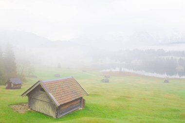 Bavyera alplerinin Karwendel Dağları'ndaki pastoral Geroldsee gölü.