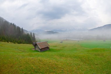 Bavyera alplerinin Karwendel Dağları'ndaki pastoral Geroldsee gölü.