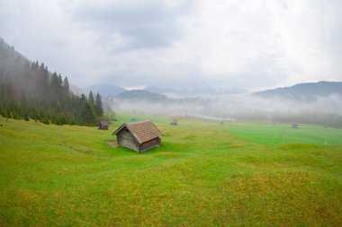 Bavyera alplerinin Karwendel Dağları'ndaki pastoral Geroldsee gölü.