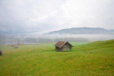 Bavyera alplerinin Karwendel Dağları'ndaki pastoral Geroldsee gölü.