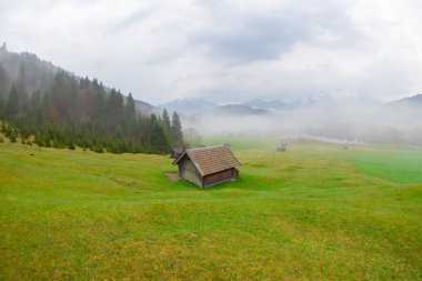 Bavyera alplerinin Karwendel Dağları'ndaki pastoral Geroldsee gölü.