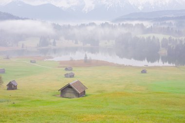 Bavyera alplerinin Karwendel Dağları'ndaki pastoral Geroldsee gölü.