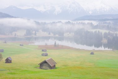 Bavyera alplerinin Karwendel Dağları'ndaki pastoral Geroldsee gölü.