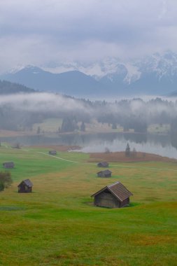 Bavyera alplerinin Karwendel Dağları'ndaki pastoral Geroldsee gölü.