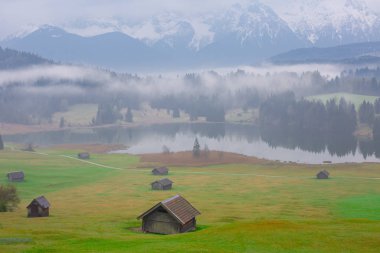 Bavyera alplerinin Karwendel Dağları'ndaki pastoral Geroldsee gölü.
