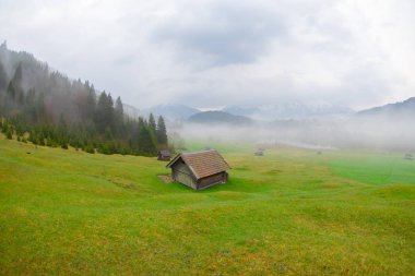 Bavyera alplerinin Karwendel Dağları'ndaki pastoral Geroldsee gölü.