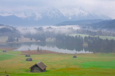Bavyera alplerinin Karwendel Dağları'ndaki pastoral Geroldsee gölü.