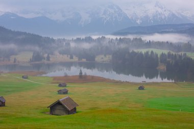 Bavyera alplerinin Karwendel Dağları'ndaki pastoral Geroldsee gölü.