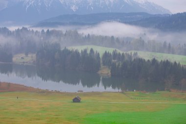 Bavyera alplerinin Karwendel Dağları'ndaki pastoral Geroldsee gölü.