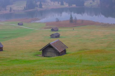 Bavyera alplerinin Karwendel Dağları'ndaki pastoral Geroldsee gölü.