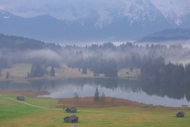 Bavyera alplerinin Karwendel Dağları'ndaki pastoral Geroldsee gölü.