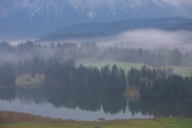 Bavyera alplerinin Karwendel Dağları'ndaki pastoral Geroldsee gölü.