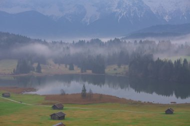 Bavyera alplerinin Karwendel Dağları'ndaki pastoral Geroldsee gölü.
