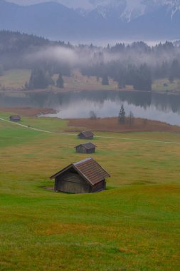 Bavyera alplerinin Karwendel Dağları'ndaki pastoral Geroldsee gölü.