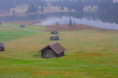 Bavyera alplerinin Karwendel Dağları'ndaki pastoral Geroldsee gölü.