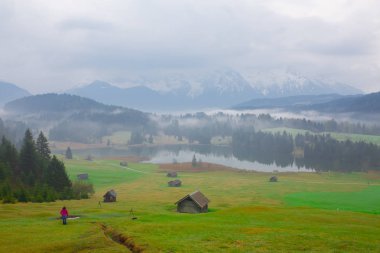 Bavyera alplerinin Karwendel Dağları'ndaki pastoral Geroldsee gölü.