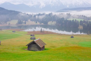 Bavyera alplerinin Karwendel Dağları'ndaki pastoral Geroldsee gölü.