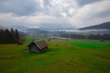 Bavyera alplerinin Karwendel Dağları'ndaki pastoral Geroldsee gölü.