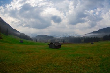 Bavyera alplerinin Karwendel Dağları'ndaki pastoral Geroldsee gölü.