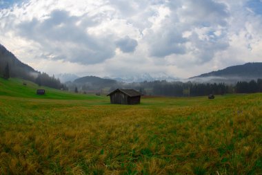 Bavyera alplerinin Karwendel Dağları'ndaki pastoral Geroldsee gölü.