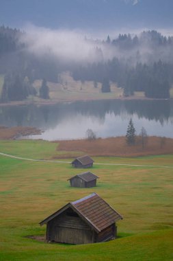 Bavyera alplerinin Karwendel Dağları'ndaki pastoral Geroldsee gölü.