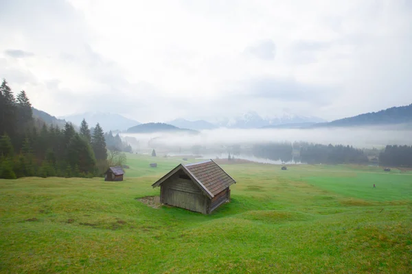 Bavyera alplerinin Karwendel Dağları'ndaki pastoral Geroldsee gölü.