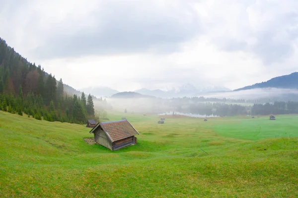 Bavyera alplerinin Karwendel Dağları'ndaki pastoral Geroldsee gölü.