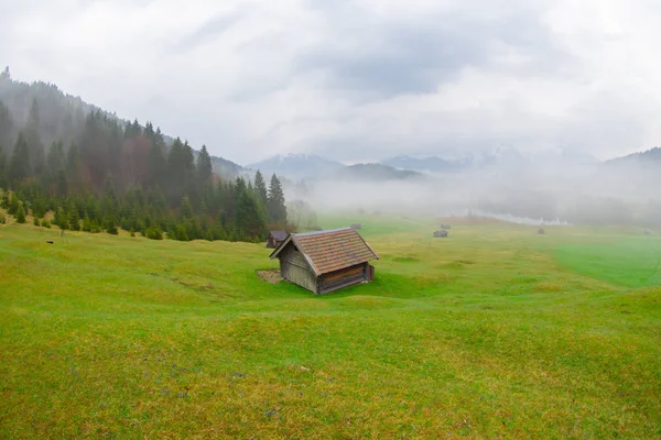 Bavyera alplerinin Karwendel Dağları'ndaki pastoral Geroldsee gölü.