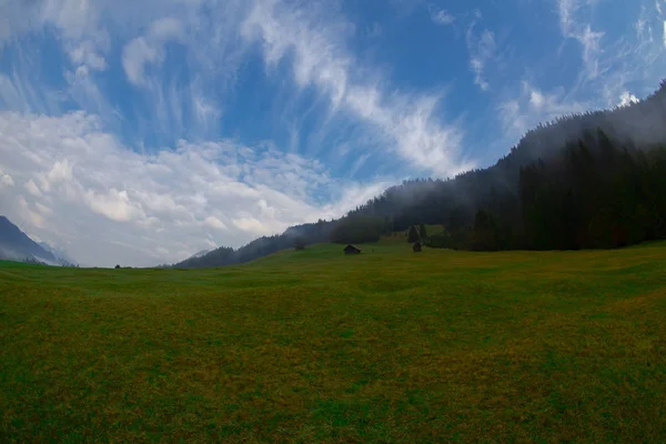 巴伐利亚阿尔卑斯山卡文德尔山脉的田园诗般的格洛尔湖 — 图库照片