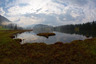 Bavyera alplerinin Karwendel Dağları'ndaki pastoral Geroldsee gölü.