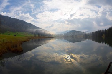 Bavyera alplerinin Karwendel Dağları'ndaki pastoral Geroldsee gölü.