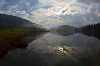 Bavyera alplerinin Karwendel Dağları'ndaki pastoral Geroldsee gölü.