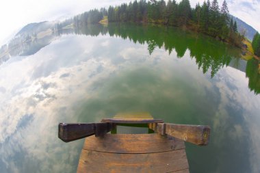 Bavyera alplerinin Karwendel Dağları'ndaki pastoral Geroldsee gölü.