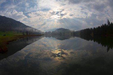 Bavyera alplerinin Karwendel Dağları'ndaki pastoral Geroldsee gölü.