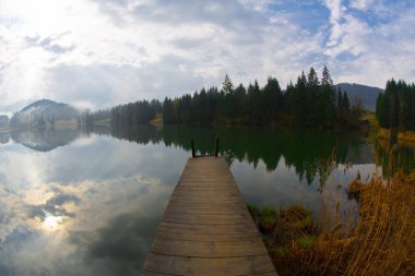 Bavyera alplerinin Karwendel Dağları'ndaki pastoral Geroldsee gölü.