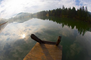 Bavyera alplerinin Karwendel Dağları'ndaki pastoral Geroldsee gölü.