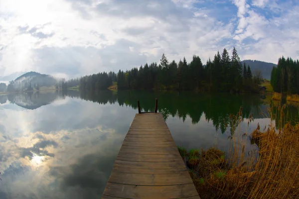 Bavyera alplerinin Karwendel Dağları'ndaki pastoral Geroldsee gölü.