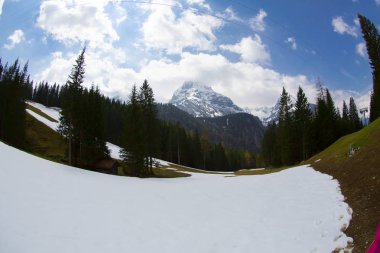 Güneşli kış gününde Ehrwald vadisinden Zugspitze Masif, ön planda kayak parkurları bakımlı. Kış dağ manzarası.