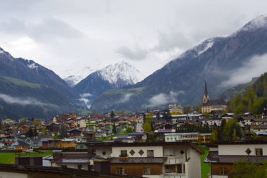 Burg Heinfels kalesi ./ Asutria 
