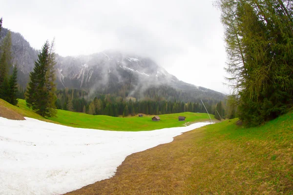 Güneşli kış gününde Ehrwald vadisinden Zugspitze Masif, ön planda kayak parkurları bakımlı. Kış dağ manzarası.