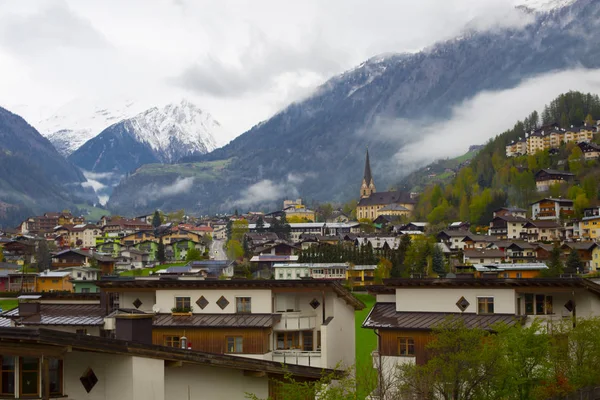Burg Heinfels kalesi ./ Asutria 