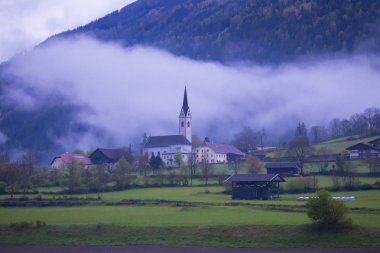 Burg Heinfels kalesi ./ Asutria 