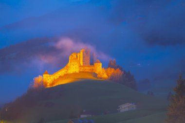 Burg Heinfels kalesi ./ Asutria 