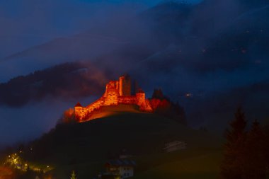Burg Heinfels kalesi ./ Asutria 