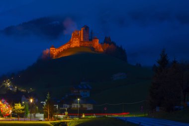 Burg Heinfels kalesi ./ Asutria 