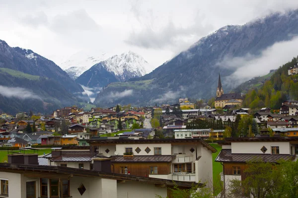 Burg Heinfels kalesi ./ Asutria 