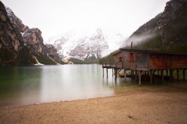 Braies göl Dolomites'in dağ orman iz içinde geçmiş, Sudtirol, İtalya. Lake Braies Lago di Braies de denir. Göl manzaralı yürüyüş parkurları için ünlü olan orman çevrilidir.