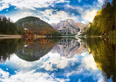 Braies göl Dolomites'in dağ orman iz içinde geçmiş, Sudtirol, İtalya. Lake Braies Lago di Braies de denir. Göl manzaralı yürüyüş parkurları için ünlü olan orman çevrilidir.